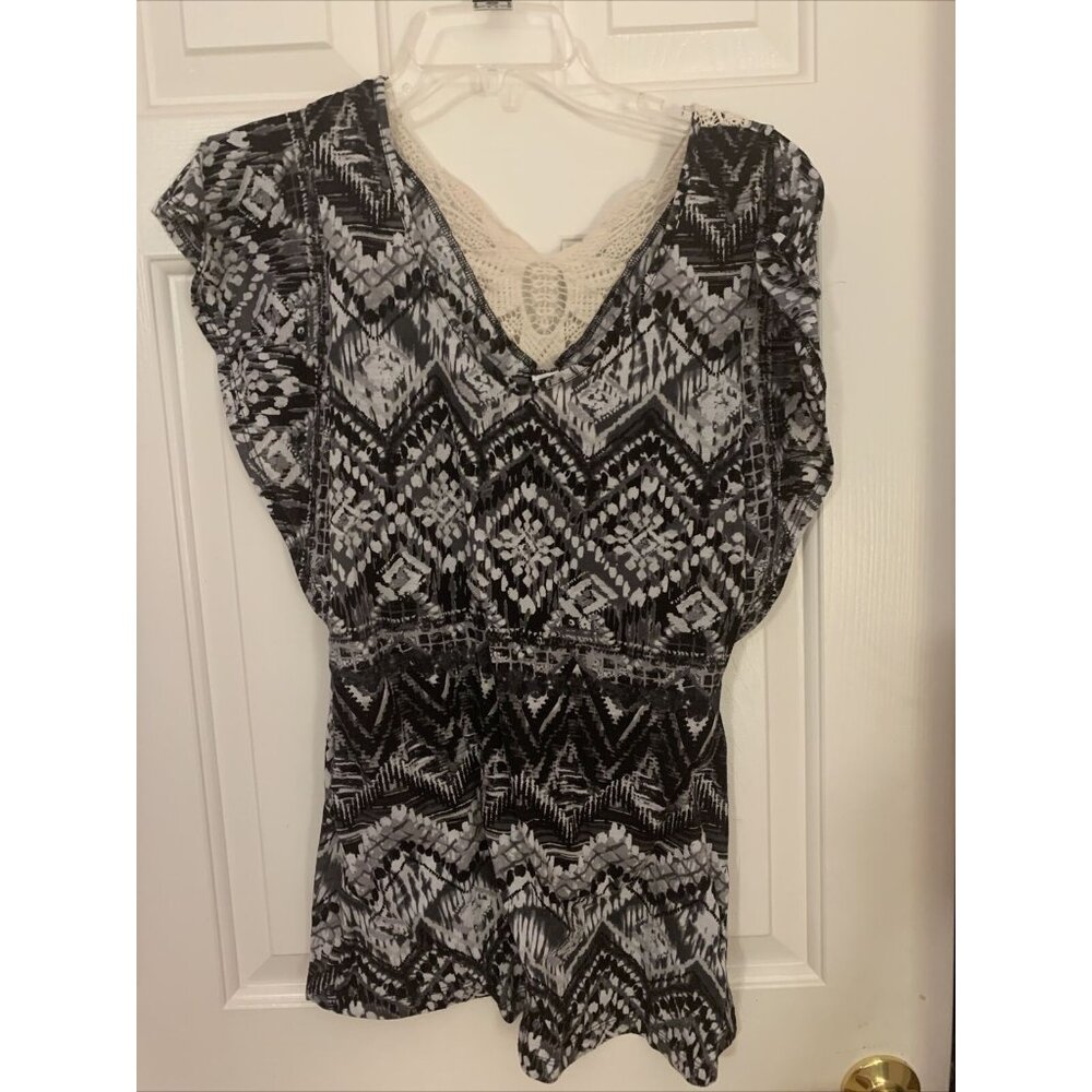 Women’s No Boundaries Lace Back Top Sz Small